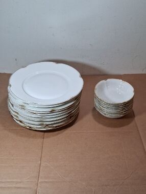 17 Hutschenreuther ALICE Dinner Plates , Antique All White ,AUSTRIA